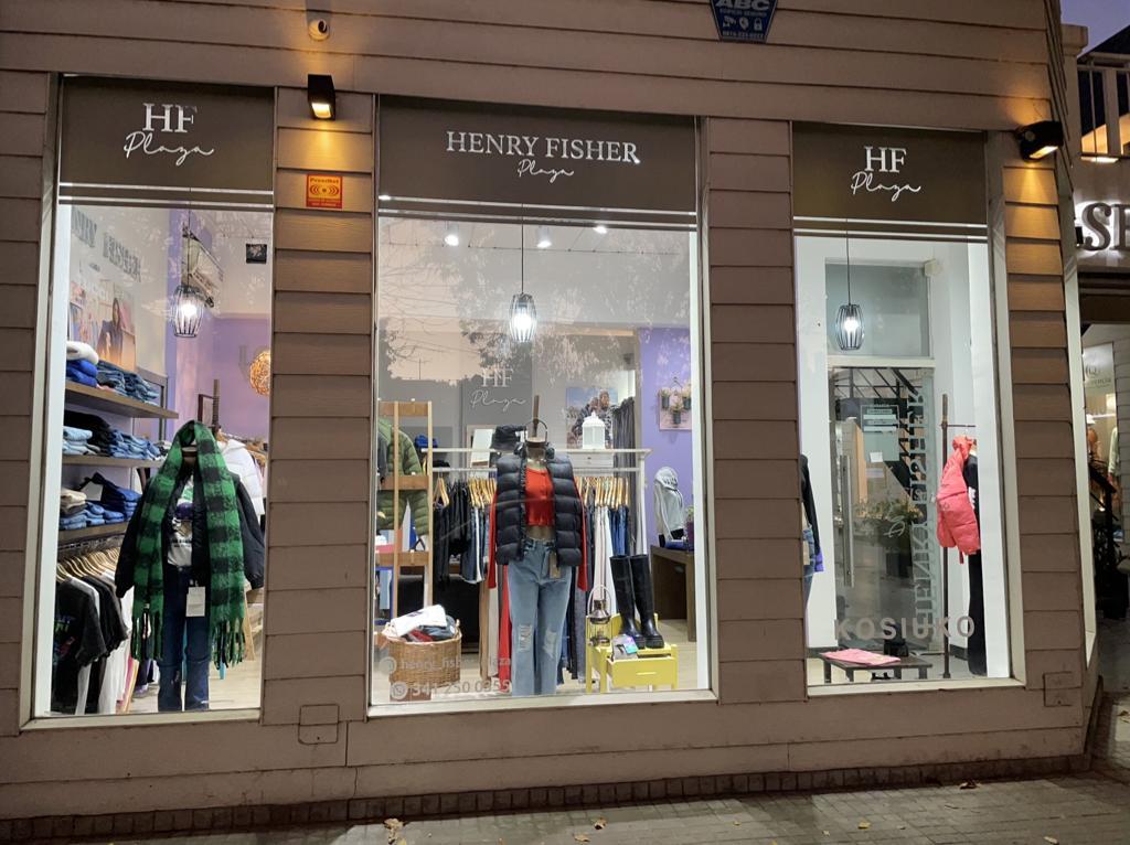 Atenti mujeres: Henry Fisher Plaza liquida todas sus prendas al 50%